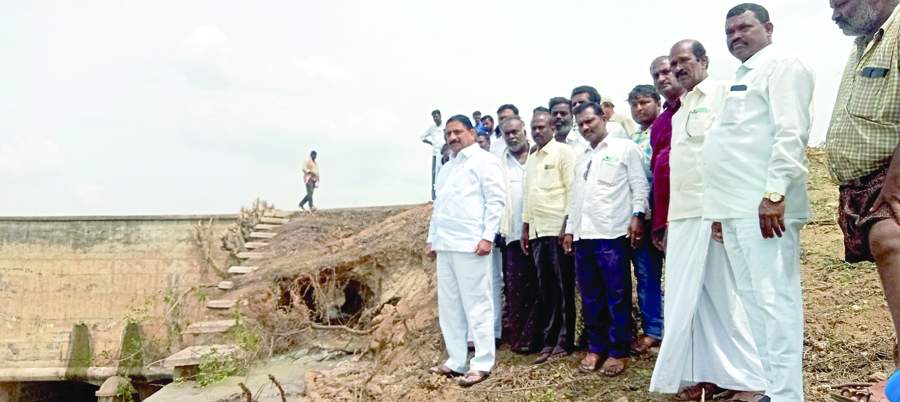  తుంగభద్ర ప్రధాన కాలువకు పడిన గండిని పరిశీలిస్తున్న కాలవ శ్రీనివాసులు