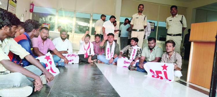   పోలీస్‌స్టేషన్‌లో నిరసన తెలుపుతున్న విద్యార్థి సంఘాల నాయకులు