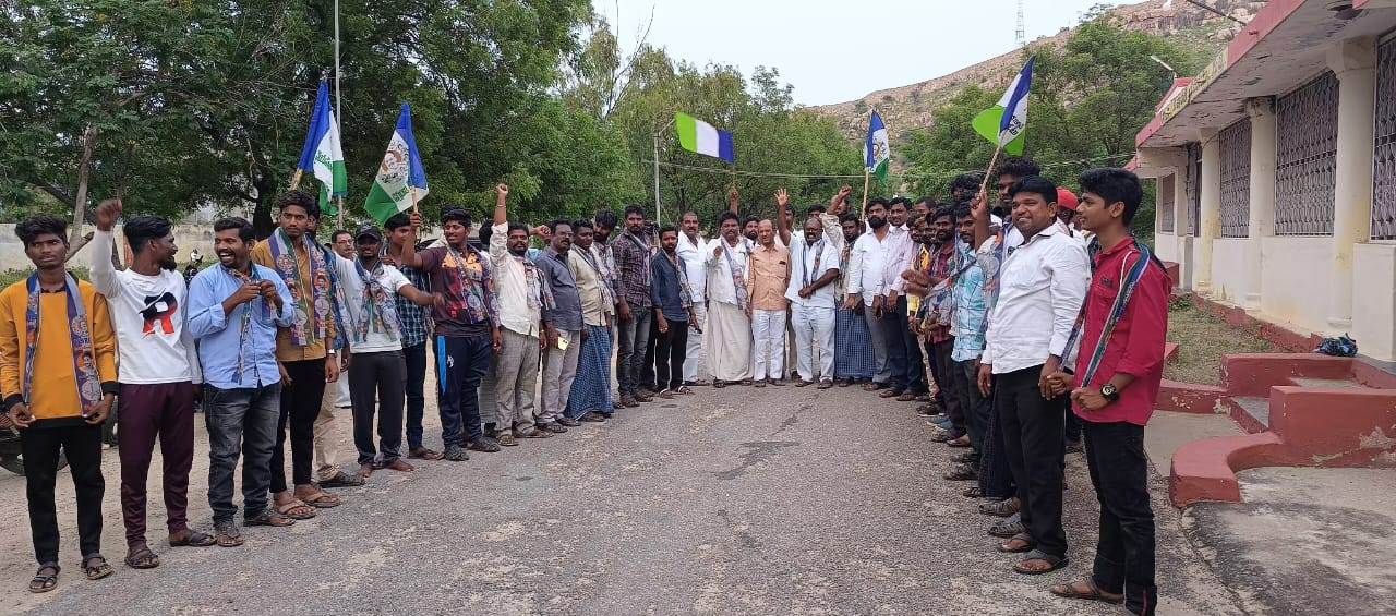 వైసిపిలో పలువురు చేరిక