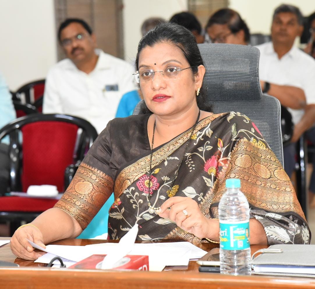 వందశాతం ఇంటింటి సర్వే పూర్తి చేయాలి