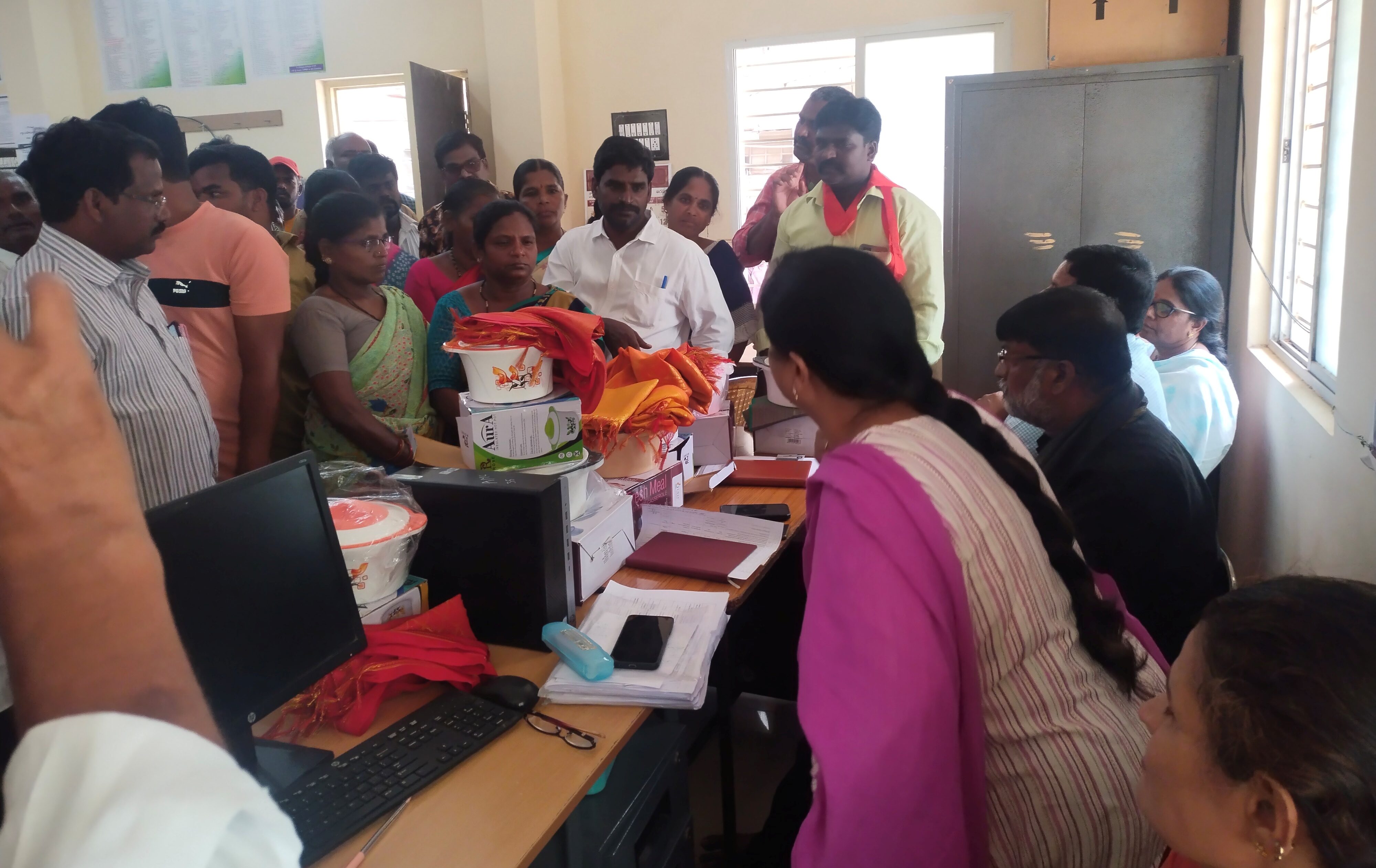 అవార్డులకు ఎంపిక చేయకుండా అవమానం