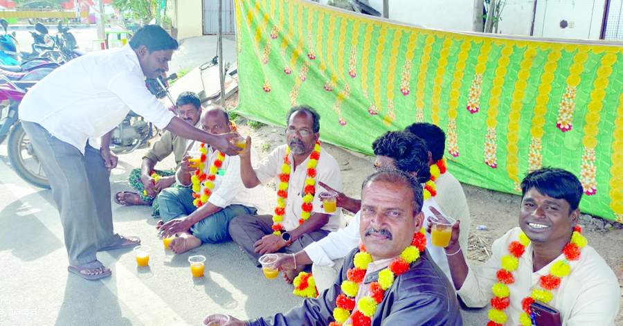   దీక్షలను విరమింపజేస్తున్న స్ట్రగుల్‌ కమిటీ నాయకులు ఎస్‌.నాగేంద్రకుమార్‌