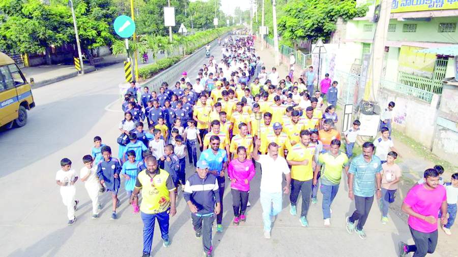   2కె రన్‌లోపాల్గొన్న ఇండియన్‌ టెస్ట్‌ క్రికెటర్‌ హనుమ విహారి, ఇండియా మహిళా క్రికెటర్‌ అనూషా, డిప్యూటీ మేయర్‌ కొగటం, తదితరులు