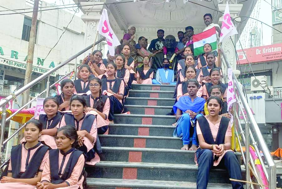    గాంధీ విగ్రహం వద్ద నిరసన తెలుపుతున్న ఐద్వా, ఎస్‌ఎఫ్‌ఐ నాయకులు, విద్యార్థులు