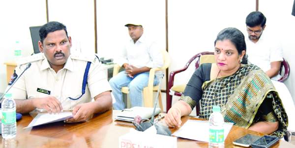 సమావేశంలో మాట్లాడుతున్న కలెక్టర్‌ గౌతమి