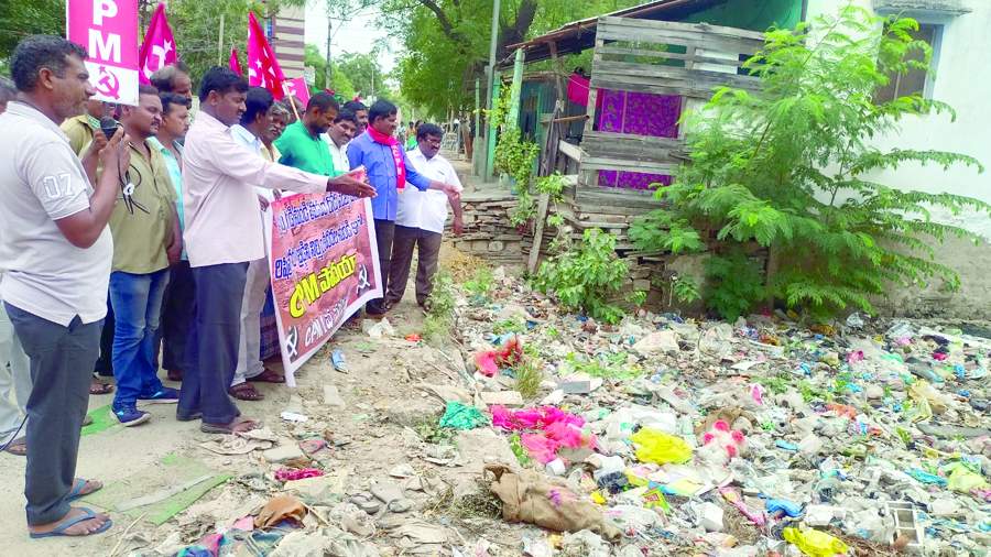  రిషిత పాఠశాల వద్ద మురికి కాలువను పరిశీలిస్తున్న సిపిఎం నగర 1వ కమిటీ కార్యదర్శి వి.రామిరెడ్డి, నాయకులు