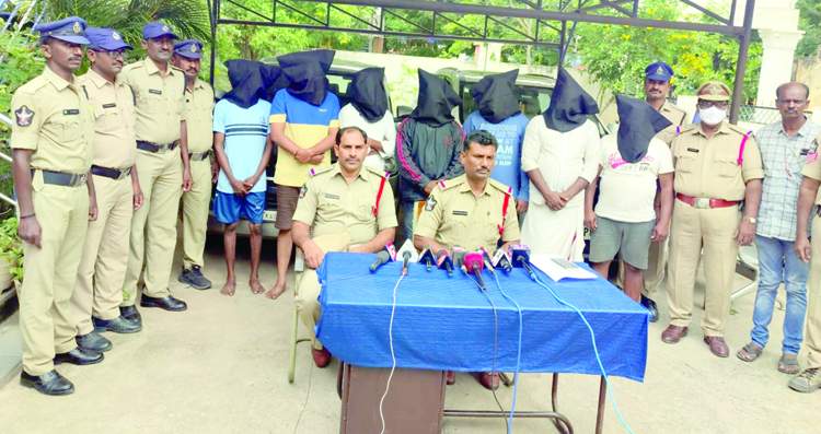 వివరాలు వెల్లడిస్తున్న పోలీసులు 