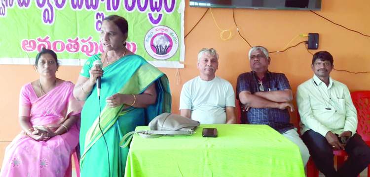   కార్యక్రమంలో మాట్లాడుతున్న జెవివి నాయకురాలు డాక్టర్‌ ప్రసూన