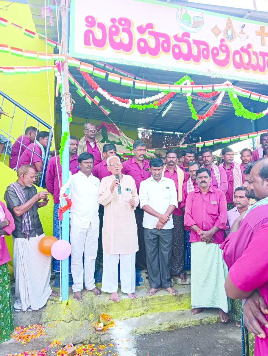    జెండా వందనం చేసి మాట్లాడుతున్న మానవ హక్కుల వేదిక రాష్ట్ర నాయకులు చంద్రశేఖర్‌, పక్కన సిపిఎం జిల్లా కార్యదర్శి రాంభూపాల్‌