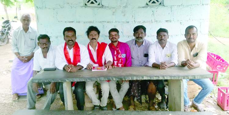 మాట్లాడుతున్న భవన నిర్మాణ కార్మిక సంఘం నాయకులు