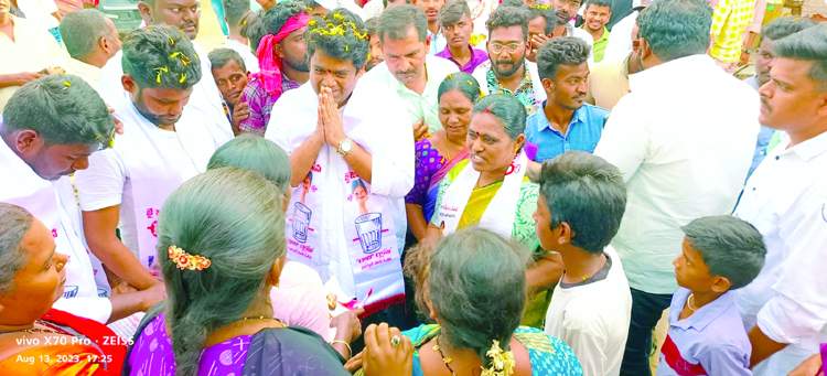   మహిళలకు నమస్కరిస్తున్న జనసేన జిల్లా అధ్యక్షులు ఇన్‌ఛార్జి టిసి వరుణ్‌