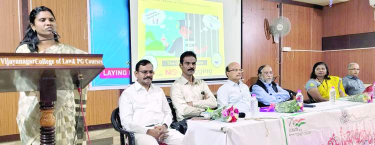 కార్యక్రమంలో మాట్లాడుతున్న సీనియర్‌ సివిల్‌ జడ్జి దీన