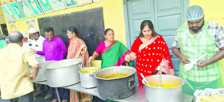    భోజనాన్ని పరిశీలిస్తున్న బిసి సంక్షేమ శాఖ డీడీ కుష్బూకొఠారి