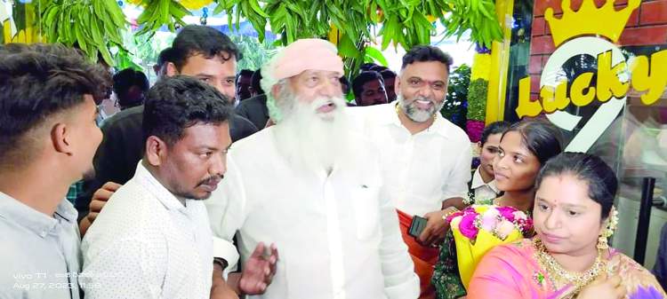    రెస్టారెంట్‌ను పరిశీలిస్తున్న తాడిపత్రి మున్సిపల్‌ ఛైర్మన్‌ జెసి ప్రభాకర్‌రెడ్డి