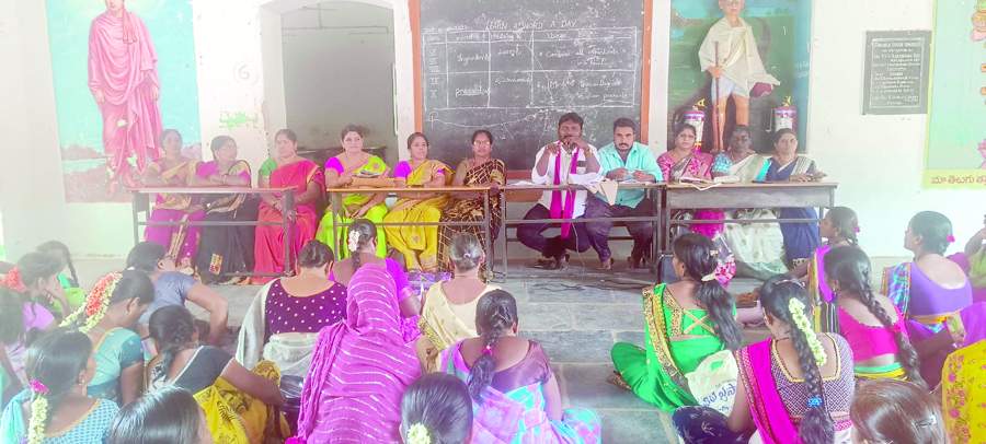 మాట్లాడుతున్న సిఐటియు జిల్లా సహాయ కార్యదర్శి బి.మల్లికార్జున