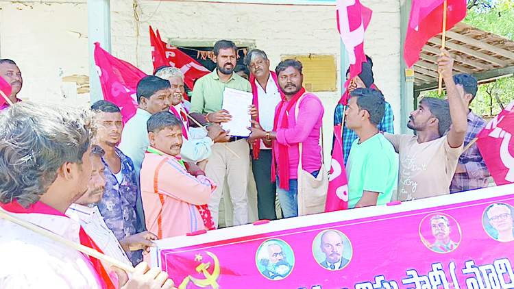    తహశీల్దార్‌కు వినతిపత్రం సమర్పిస్తున్న సిపిఎం నాయకులు