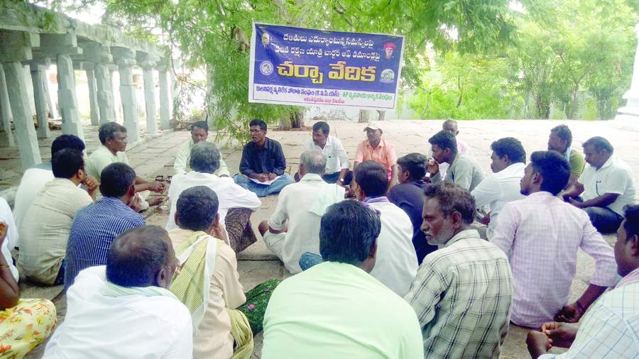    విలేకరులతో మాట్లాడుతున్న కెవిపిఎస్‌ రాష్ట్ర కార్యదర్శి ఓ.నల్లప్ప