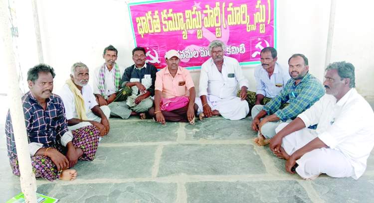   సమావేశంలో మాట్లాడుతున్న సిపిఎం మండల కార్యదర్శి భాస్కర్‌