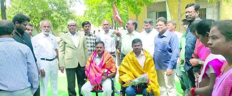   విశ్రాంత సైనికులను సన్మానిస్తున్న జెఎన్‌టియు ఉపకులపతి రంగజనార్ధన