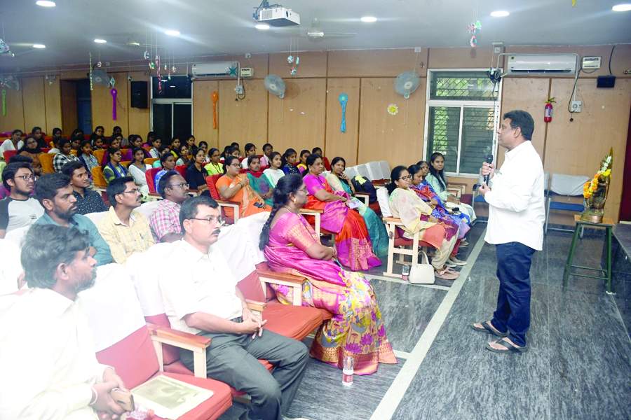    కార్యక్రమంలో మాట్లాడుతున్న జెఎన్‌టియు రిజిస్టార్‌ సి.శశిధర్‌