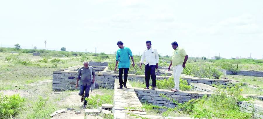 బీడీ కార్మికులకు గతంలో కేటాయించిన స్థలాలన పరిశీలిస్తున్న ఎపి బీడీ అండ్‌ సిగార్‌ వర్కర్స్‌ యూనియన్‌ రాష్ట్ర ప్రధాన కార్యదర్శి జి.ఓబులు