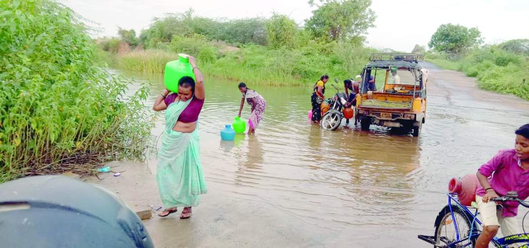 వరదాయపల్లిలో వంక నుంచి తాగునీటిని తెచ్చుకుంటున్న మహిళలు
