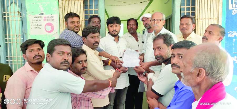 డిప్యూటీ తహశీల్దార్‌కు వినతిపత్రం సమర్పిస్తున్న సిఐటియు రాష్ట్ర కార్యవర్గ సభ్యులు ఓబులు, కార్మికులు