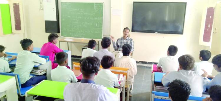    విద్యార్థులతో మాట్లాడుతున్న గిరిజన గురుకులాల డిప్యూటీ సెక్రటరీ రామ్మోహన్‌రెడ్డి