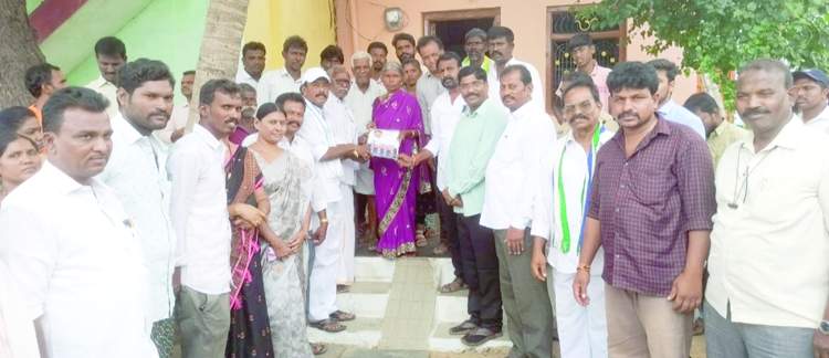   విలేకరులతో మాట్లాడుతున్న వైసిపి నాయకులు