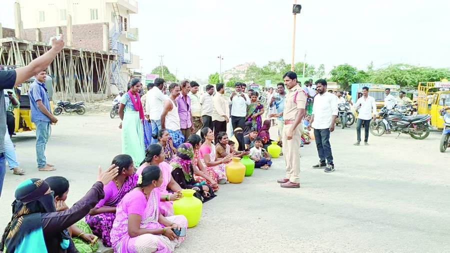 తాగునీటి సమస్య పరిష్కరించాలని జాతీయ రహదారి దిగ్బంధం
