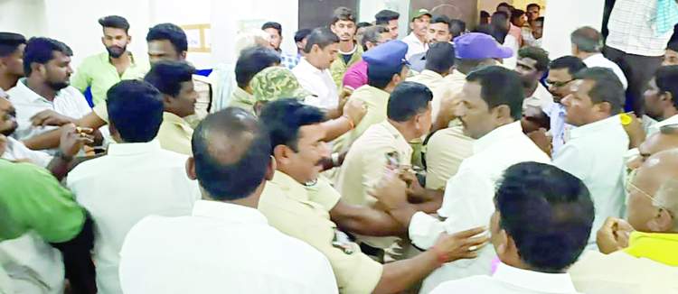   తోసులాడుకుంటున్న టిడిపి, వైసిపి నాయకులు