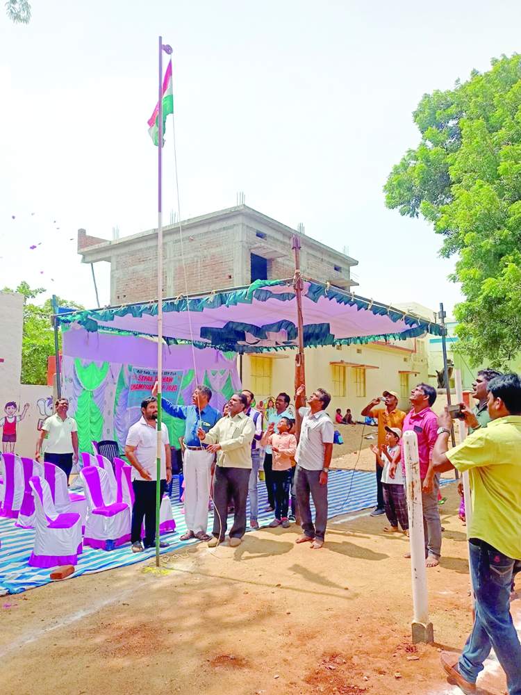   జాతీయ పతాకాన్ని ఆవిష్కరిస్తున్న సెపక్‌తక్రా క్రీడాసంఘం జిల్లా అధ్యక్షులు మల్లికార్జునఔ