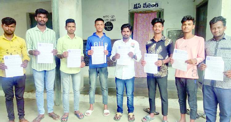 సైకిల్‌ యాత్ర పోస్టర్లను విడుదల చేస్తున్న ఎస్‌ఎఫ్‌ఐ నాయకులు