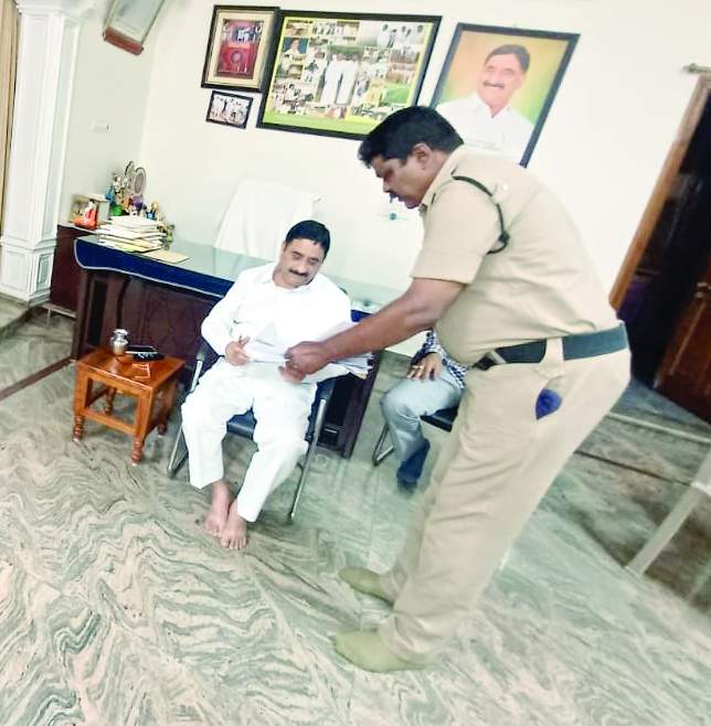  మాజీమంత్రి కాలువ శ్రీనివాసులుకు నోటీసు అందజేస్తున్న కానిస్టేబుల్‌