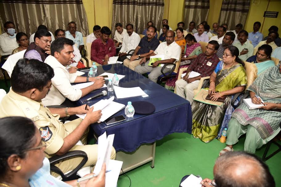 సిఎం పర్యటన ఏర్పాట్లపై అధికారులతో మాట్లాడుతున్న కలెక్టర్‌, జెసి