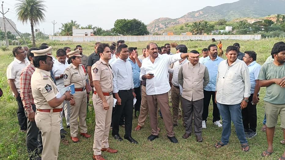 నగరిలో సిఎం పర్యటన ఏర్పాట్లు పరిశీలిస్తున్న కలెక్టర్‌, జెసి, ఎస్పీ