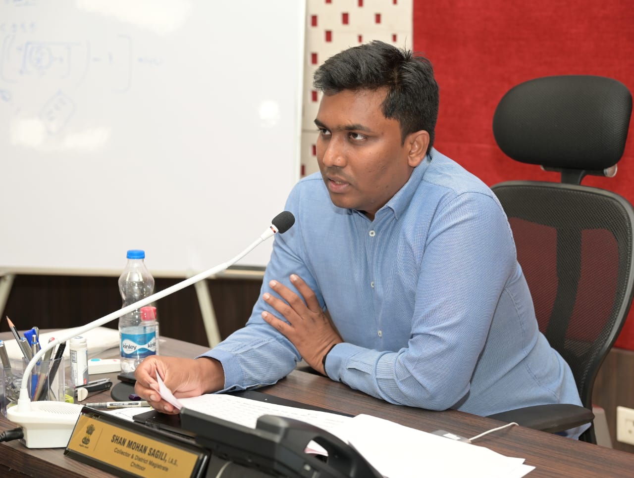 వీడియో కాన్ఫరెన్స్‌లో మాట్లాడుతున్న జిల్లా కలెక్టర్‌ 