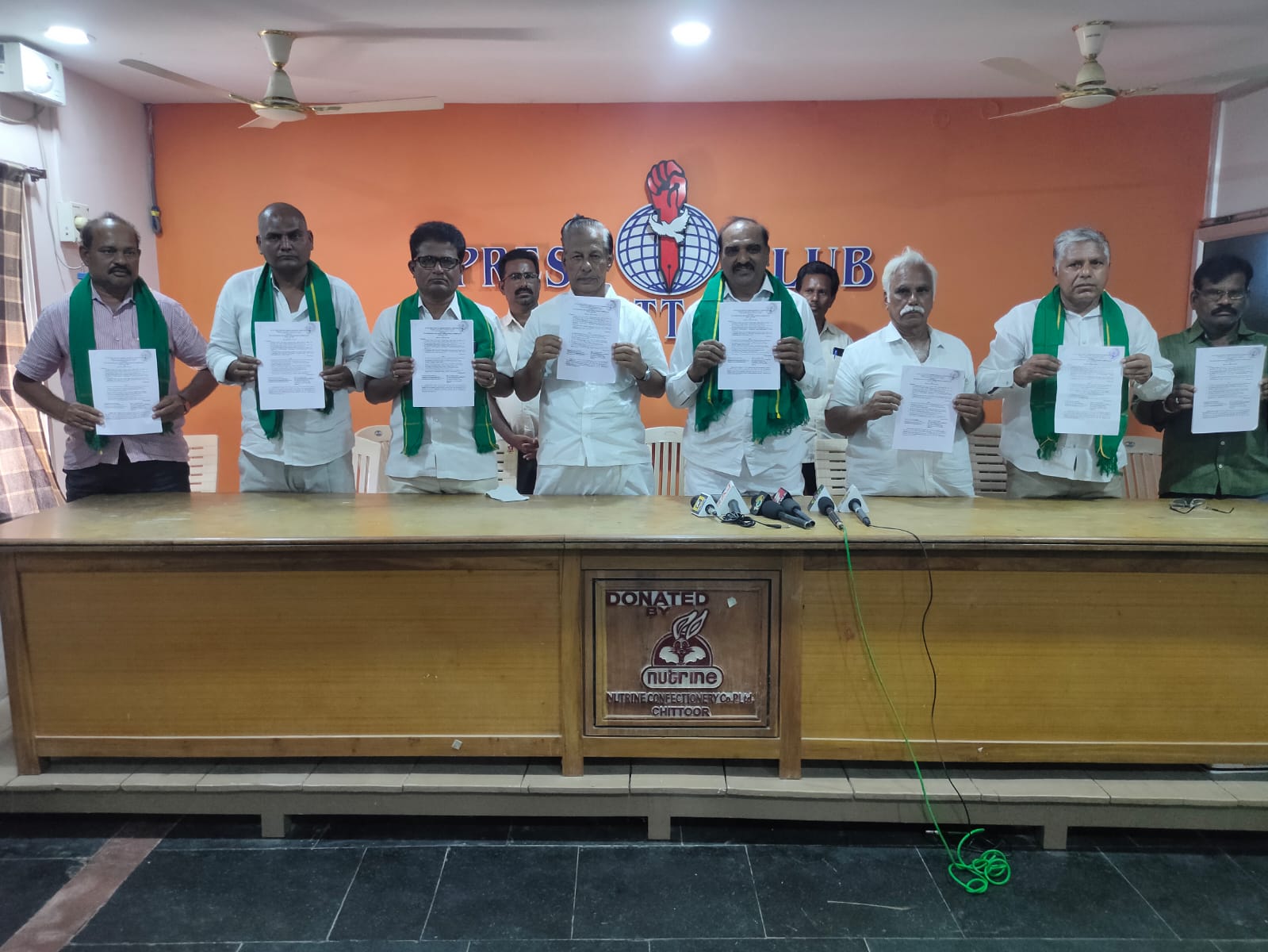  విలేకరుల సమావేశంలో మాట్లాడుతున్న రైతు సంఘం నాయకులు