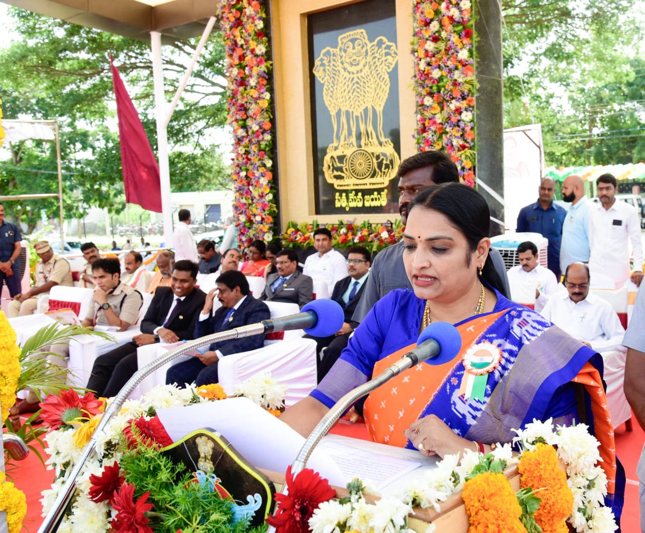 స్వాతంత్ర దినోత్సవ వేడకల్లో మాట్లాడుతున్న జిల్లా ఇన్‌చార్జి మంత్రి ఉషశ్రీచరణ్‌