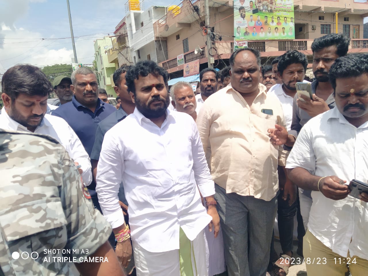 చిత్తూరు సబ్‌జైల్‌ ఎదుట రామంద్రయాదవ్‌