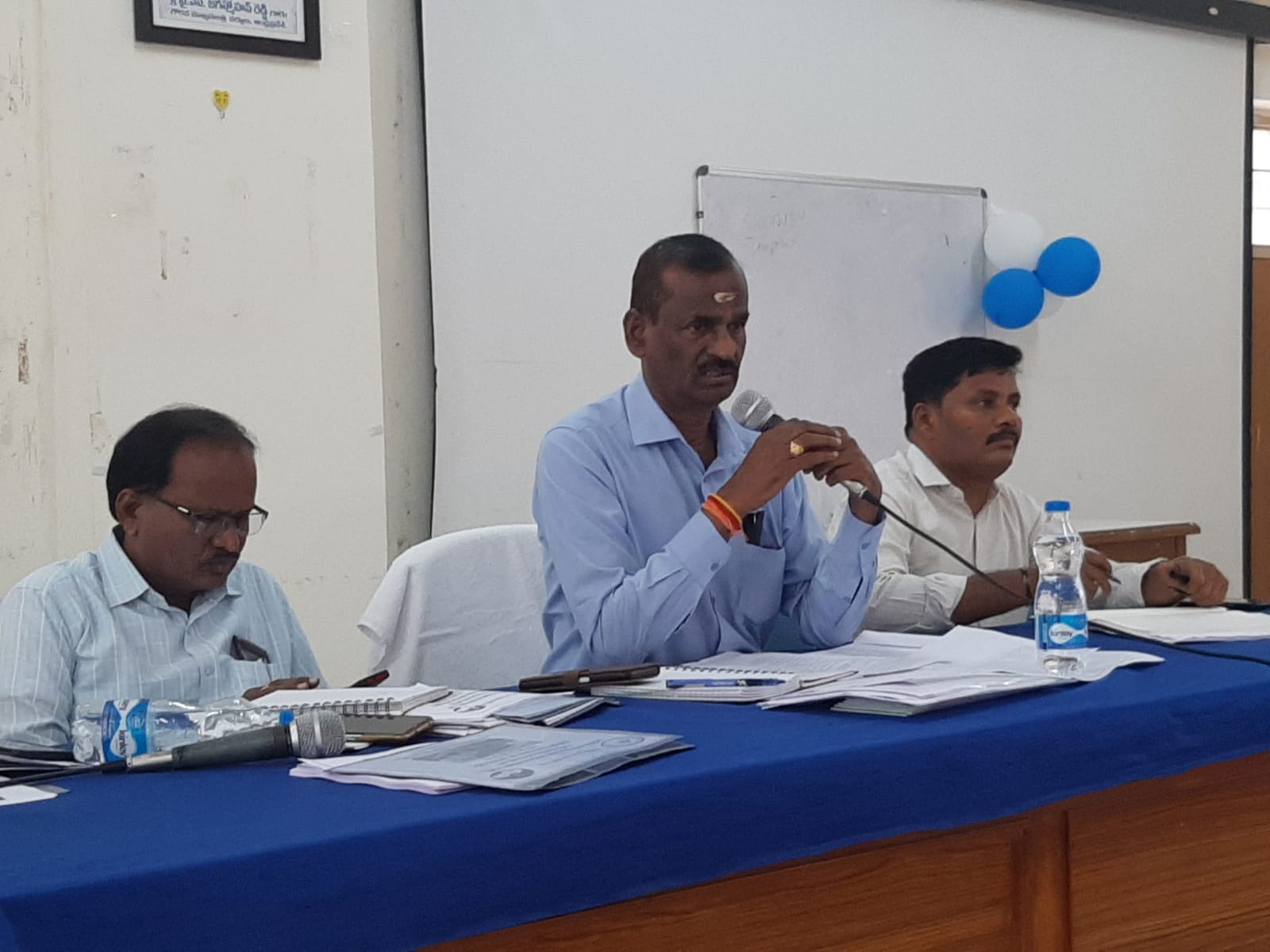 సమావేశంలో మాట్లాడుతున్న గృహనిర్మాణశాఖ ప్రత్యేక అధికారి