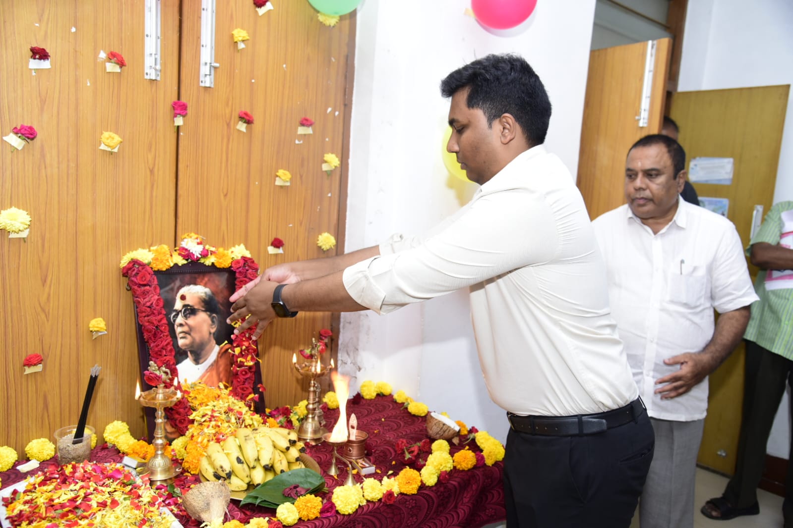 టంగుటూరు చిత్ర పటానికి నివాళ్ళు అర్పిస్తున్న జిల్లా కలెక్టర్‌ సగిలి షన్మోహన్‌