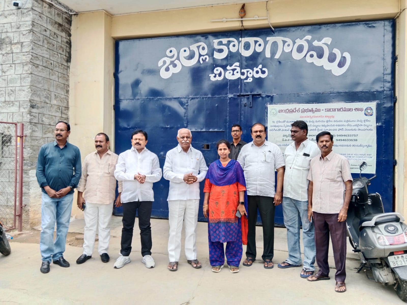సబ్‌జైల్‌ ఎదుట మీడియాతో మాట్లాడుతున్న టిడిపి నాయకులు