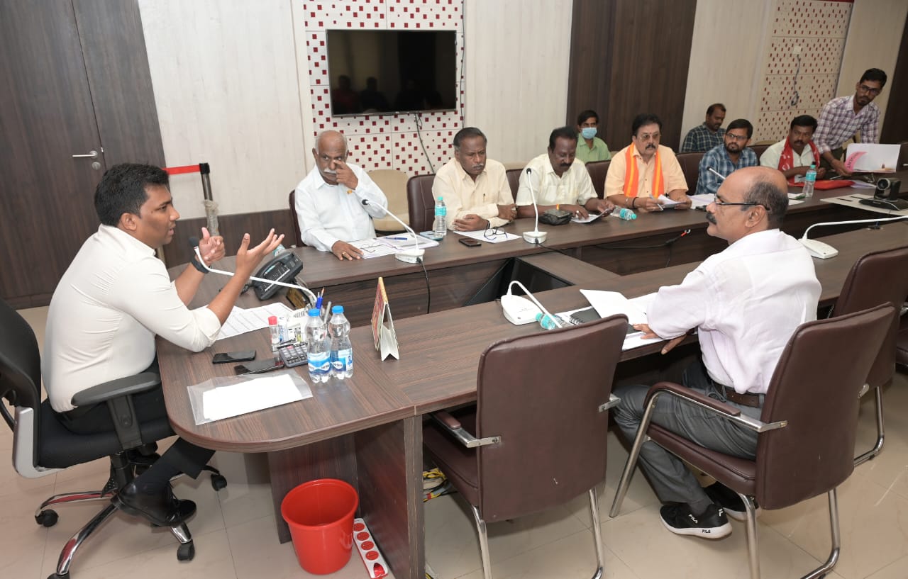 రాజకీయ పార్టీల ప్రతినిధుల సమావేశంలో మాట్లాడుతున్న కలెక్టర్‌