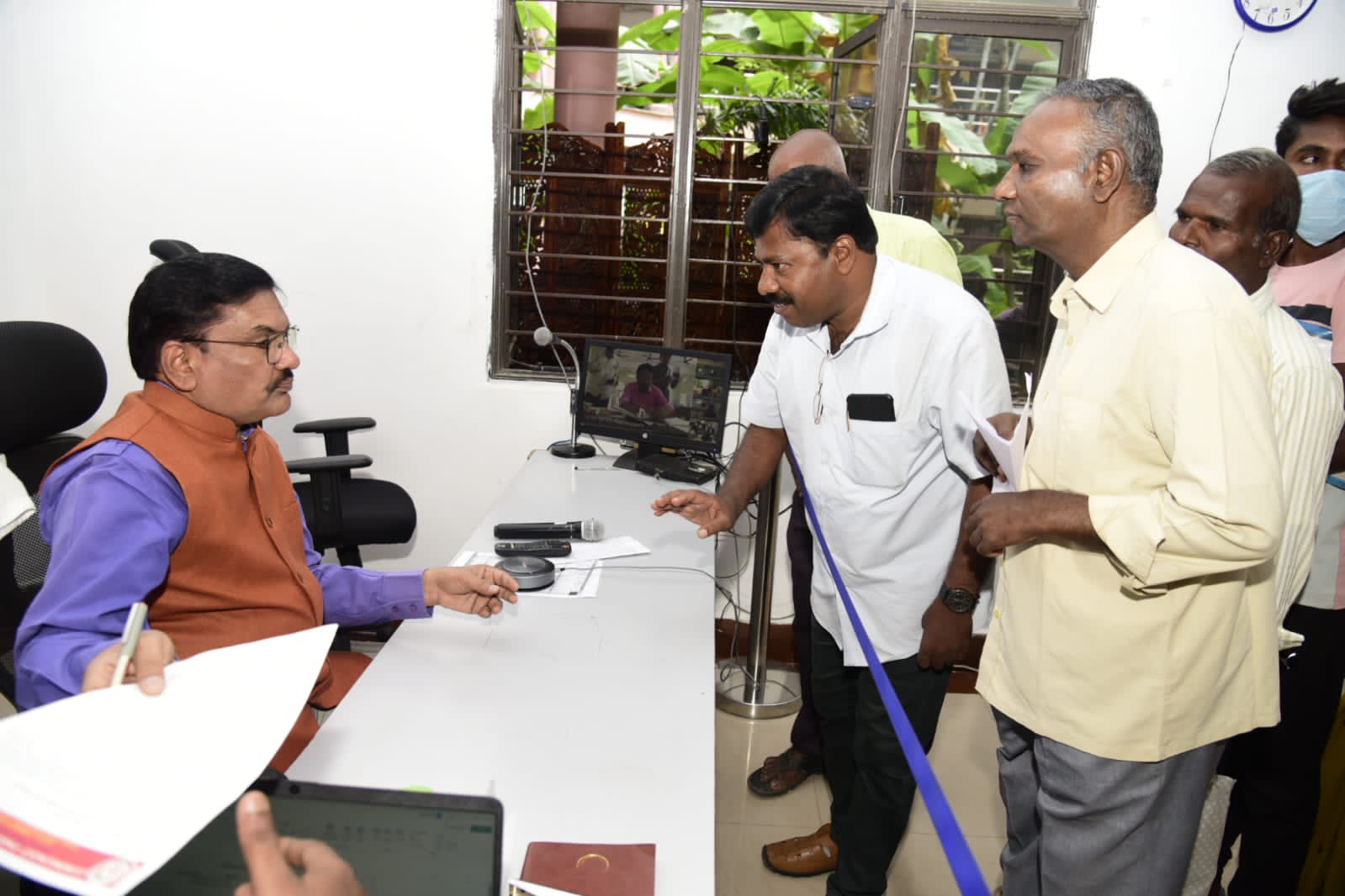 జెసికి వినతిపత్రం ఇస్తున్న సిపిఎం జిల్లా కార్యదర్శి వాడ గంగరాజు