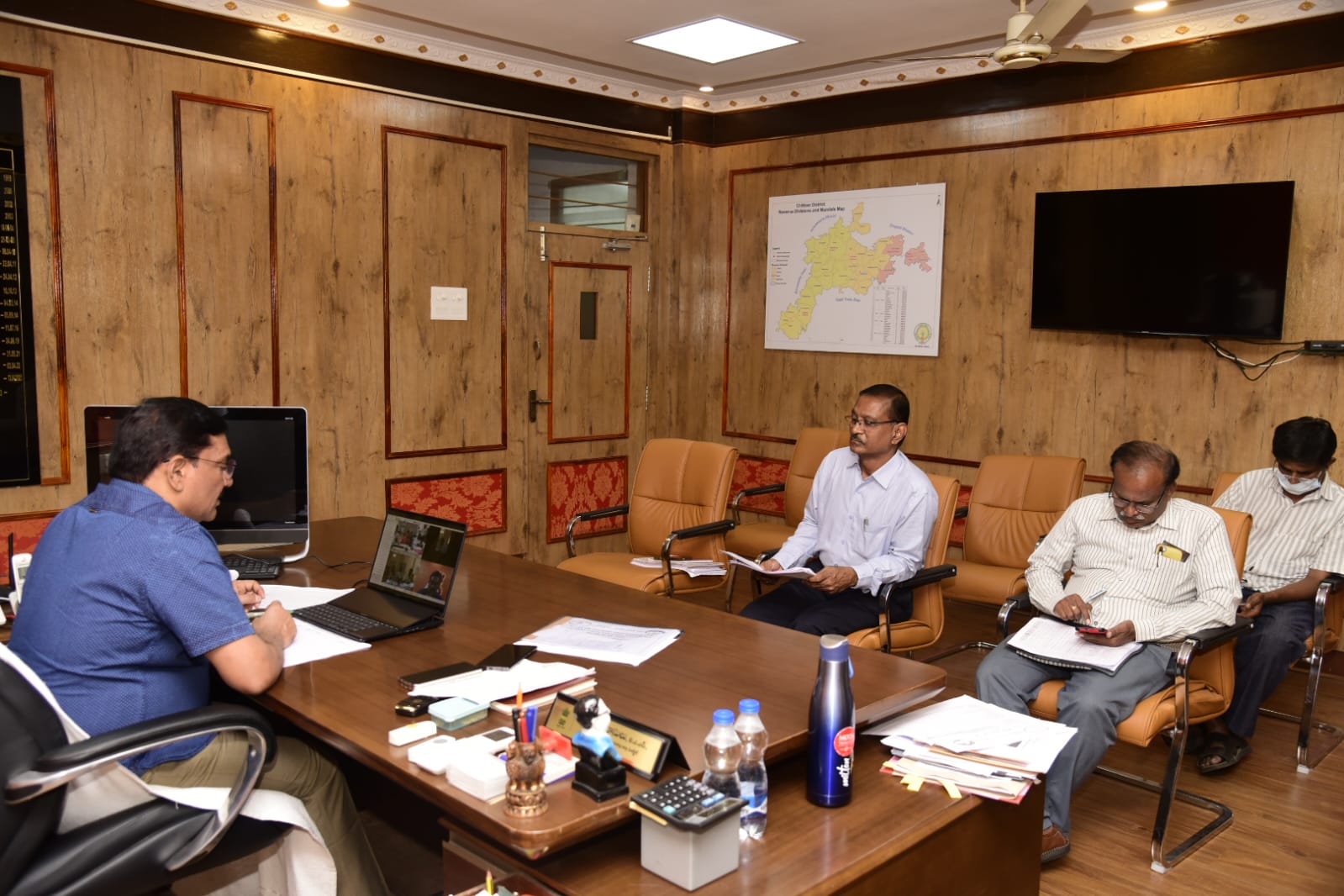 సమీక్షా సమావేశంలో మాట్లాడుతున్న జాయింట్‌ కలెక్టర్‌ శ్రీనివాసులు