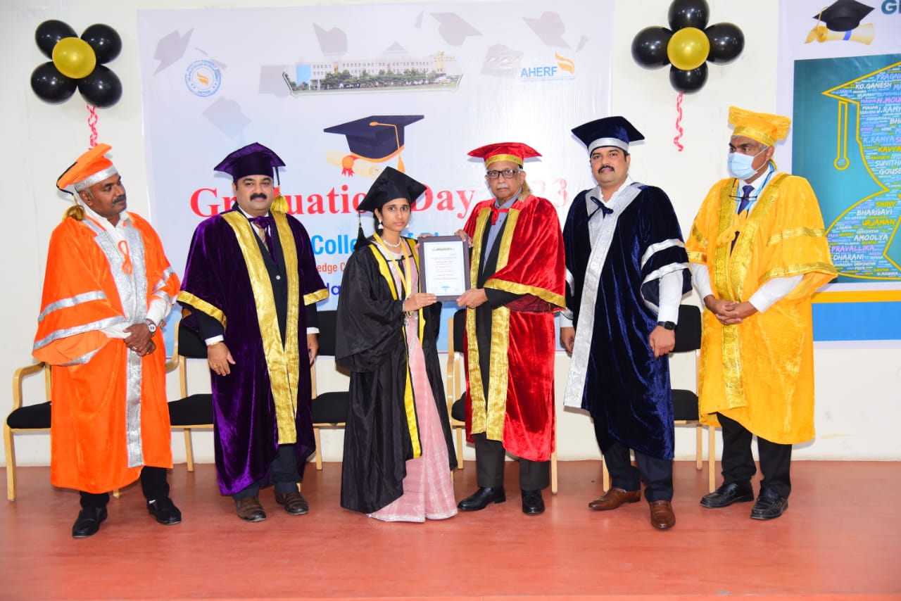 సర్టిఫికెట్లు ప్రధానం చేస్తున్న డాక్టర్‌ వినోద్‌ బట్‌