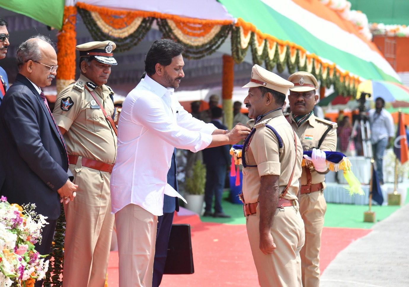 సిఎం చేతులు మీదుగా అవార్డు అందుకుటున్న డిఎస్పీ సుధాకర్‌రెడ్డి