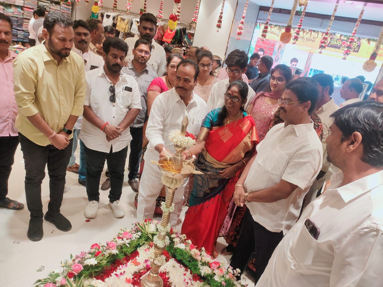 షాపింగ్‌ మాల్‌ ప్రారంభిస్తున్న చిత్తూరు ఎంఎల్‌ఎ, నగర మేయర్‌ 