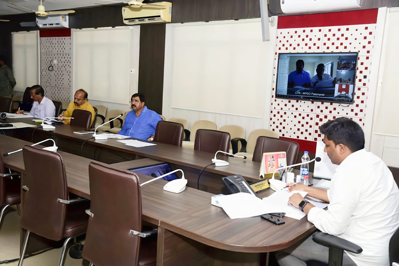 విద్యాశాఖ సమీక్షా సమావేశంలో మాట్లాడుతున్న జిల్లా కలెక్టర్‌ షన్మోహన్‌